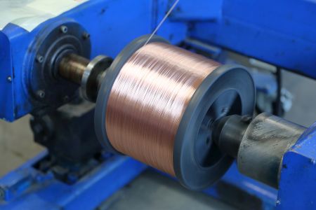 automação paar espalhar fios de cobre uniformemente em carreteis